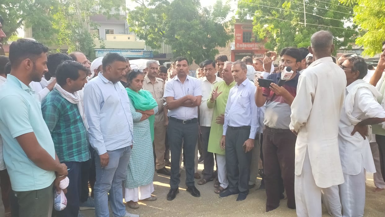 Alleged discrimination in purchase, the lock on the Mandi gate