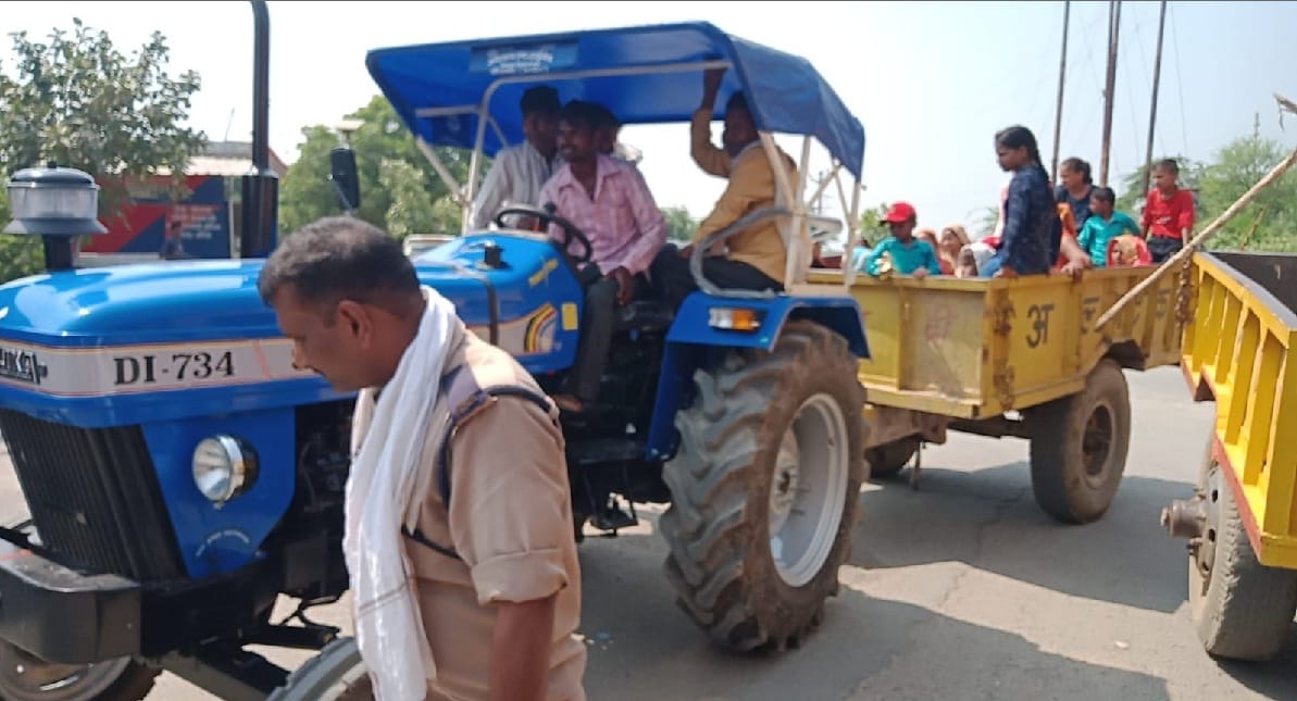Strictness on devotees going by tractor in Auraiya