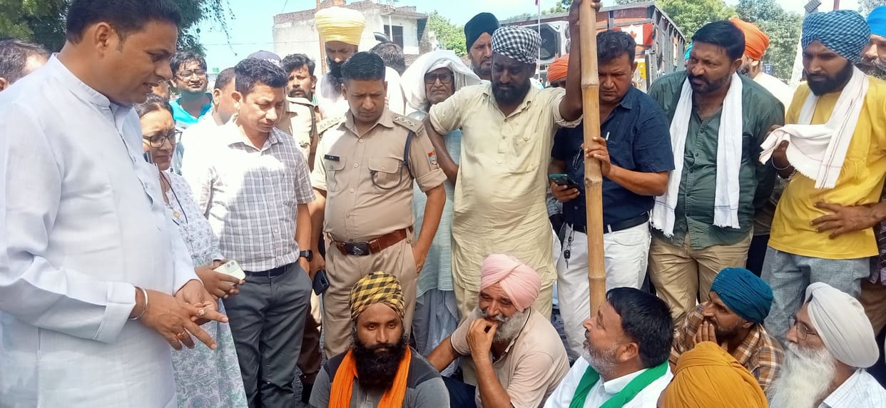 After a lot of struggle in the market, 60 trolley paddy raw traders bought the farmers
