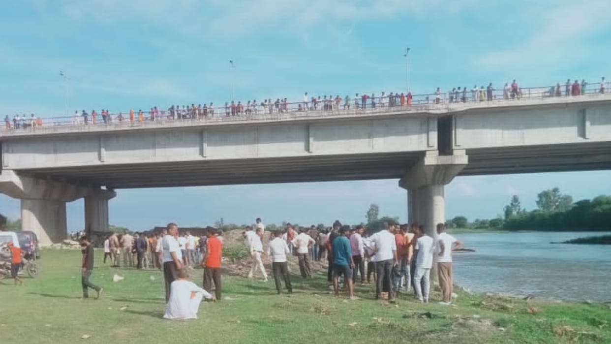 two people get drowned in gomati river who came to immerse the dugra idol.