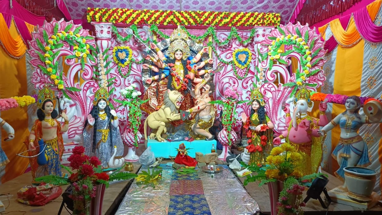 Crowd of devotees gathered in the pandals on Mahanavami