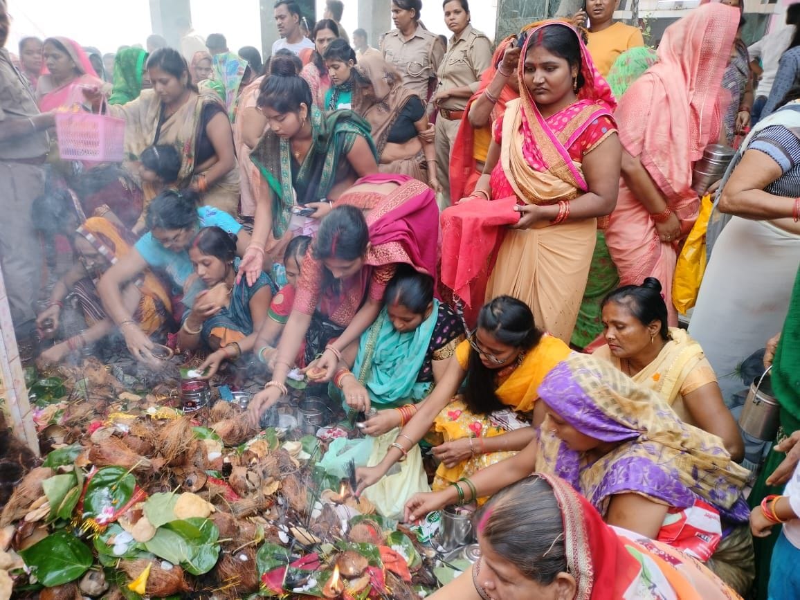 Banda: Women make Ashtami climb in Devi temple