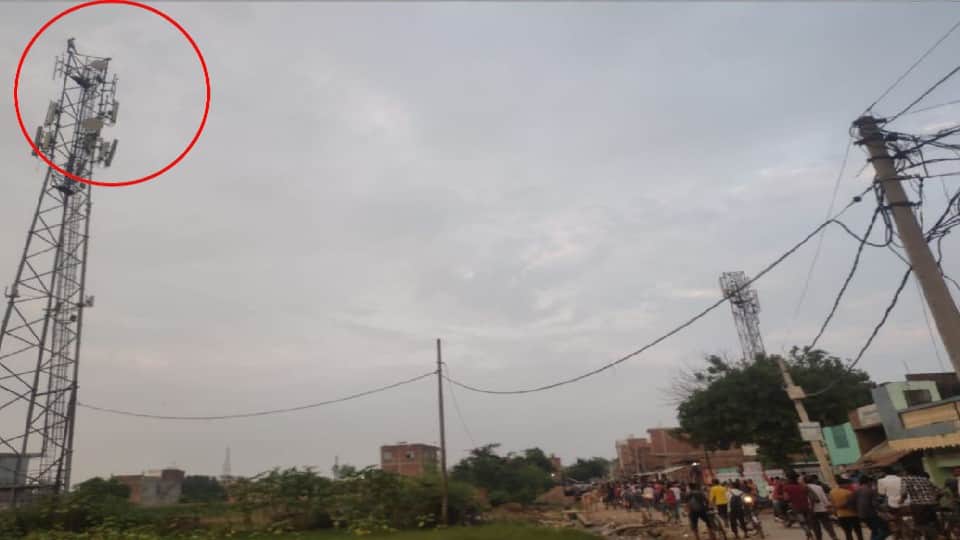 Drunken man climbed the mobile tower and stand the top in Agra