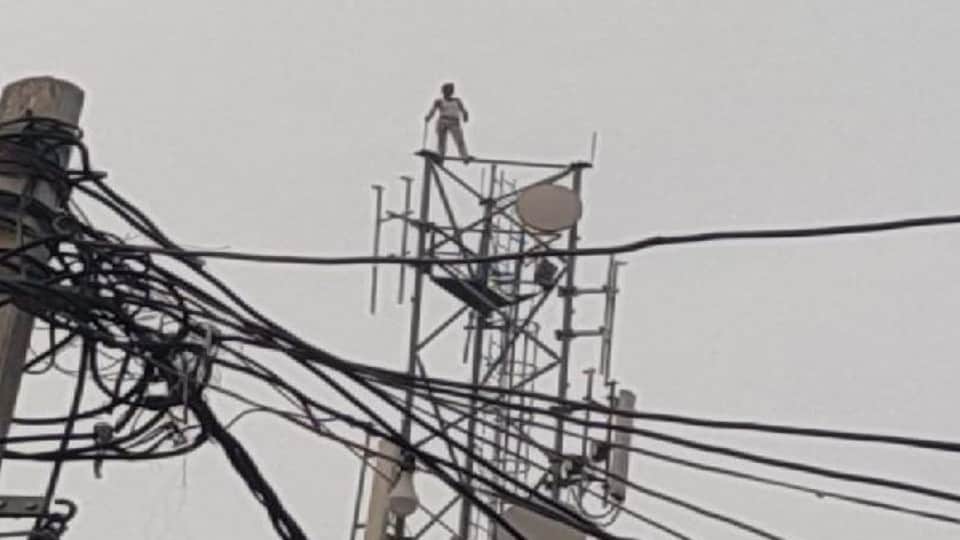Drunken man climbed the mobile tower and stand the top in Agra