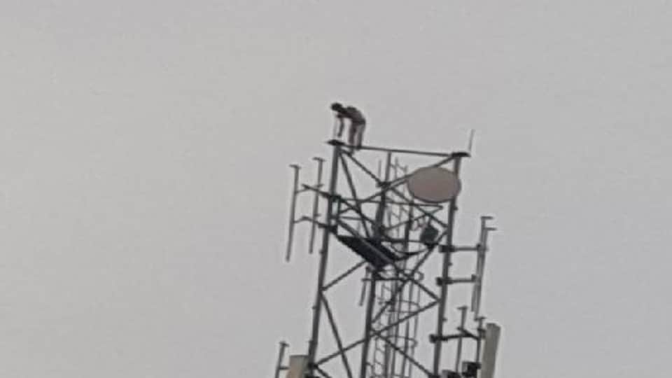 Drunken man climbed the mobile tower and stand the top in Agra