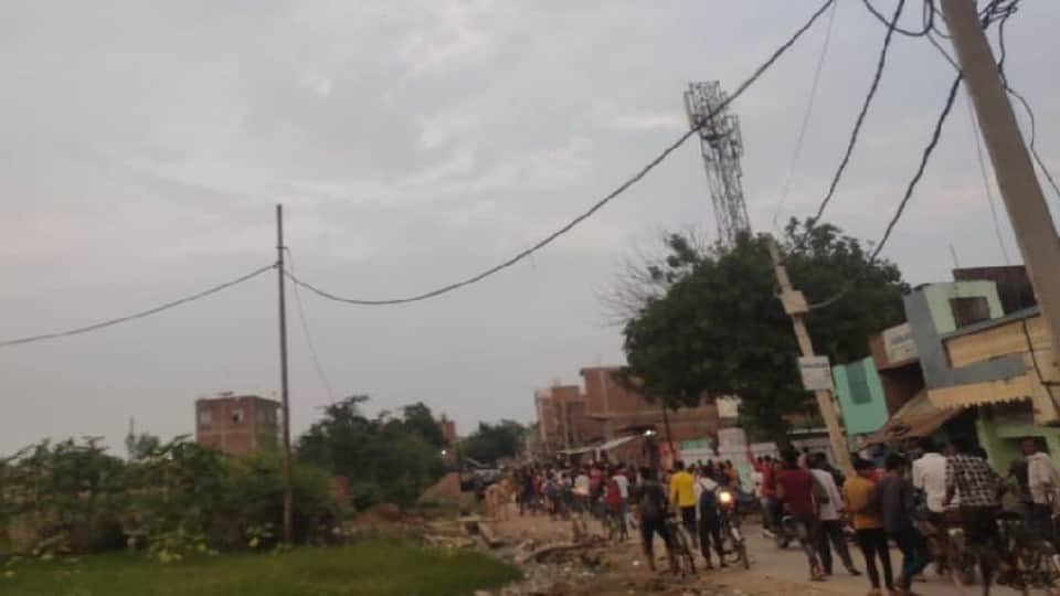 Drunken man climbed the mobile tower and stand the top in Agra