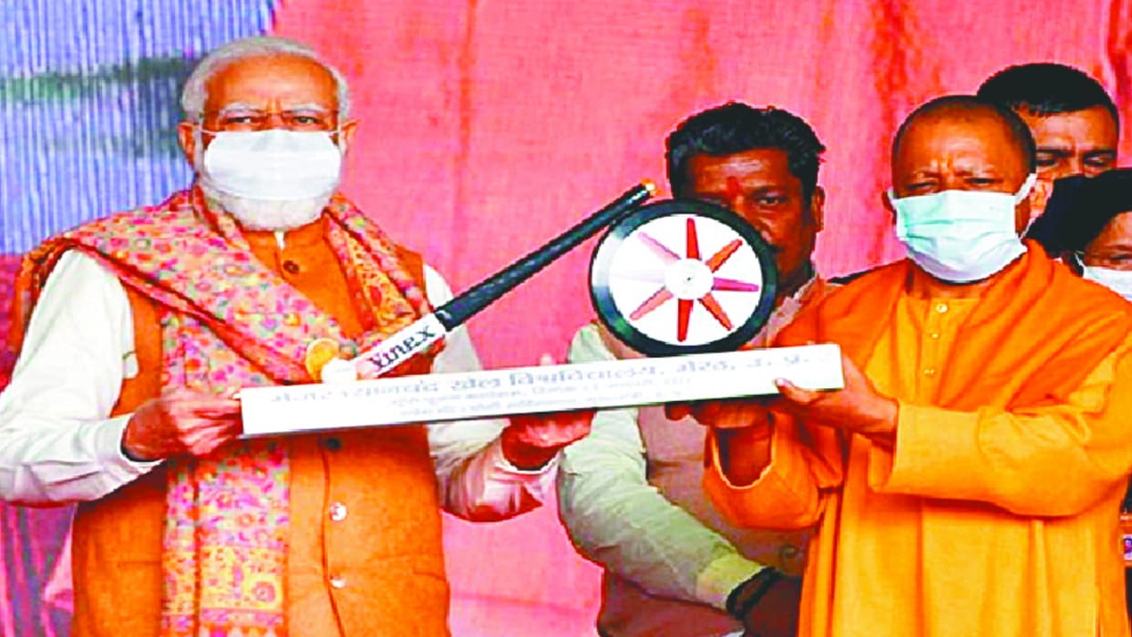 UP: hockey stick bid in crossed 18 thousand, PM Modi got it in Meerut, CM Yogi gave as gift