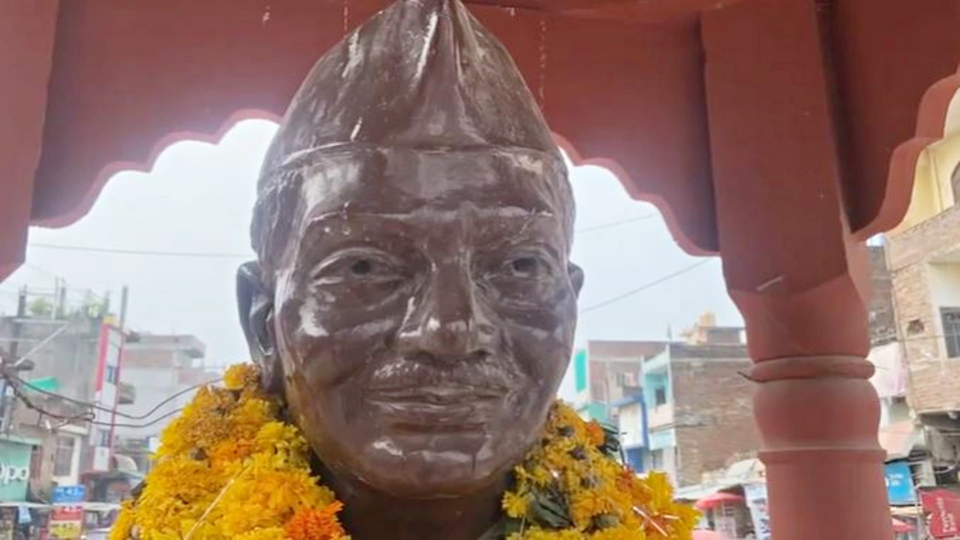 प्रधानमंत्री की आंखें चुरा ले गए चोर