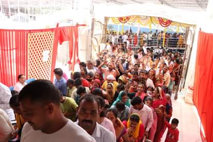 राजधानी दिल्ली के एतिहासिक झंडेवालान मंदिर में नवरात्रि के नौवें दिन भक्तों की भीड़