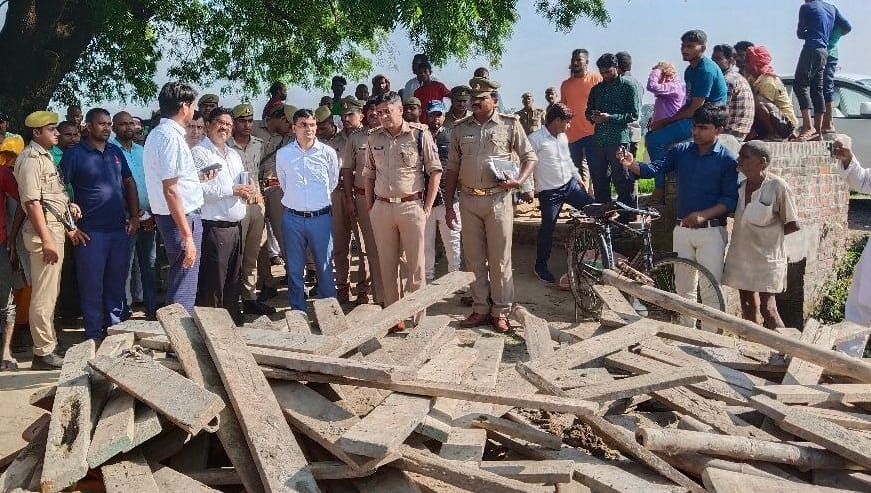 Worker killed, six injured due to collapse of temple roof under construction