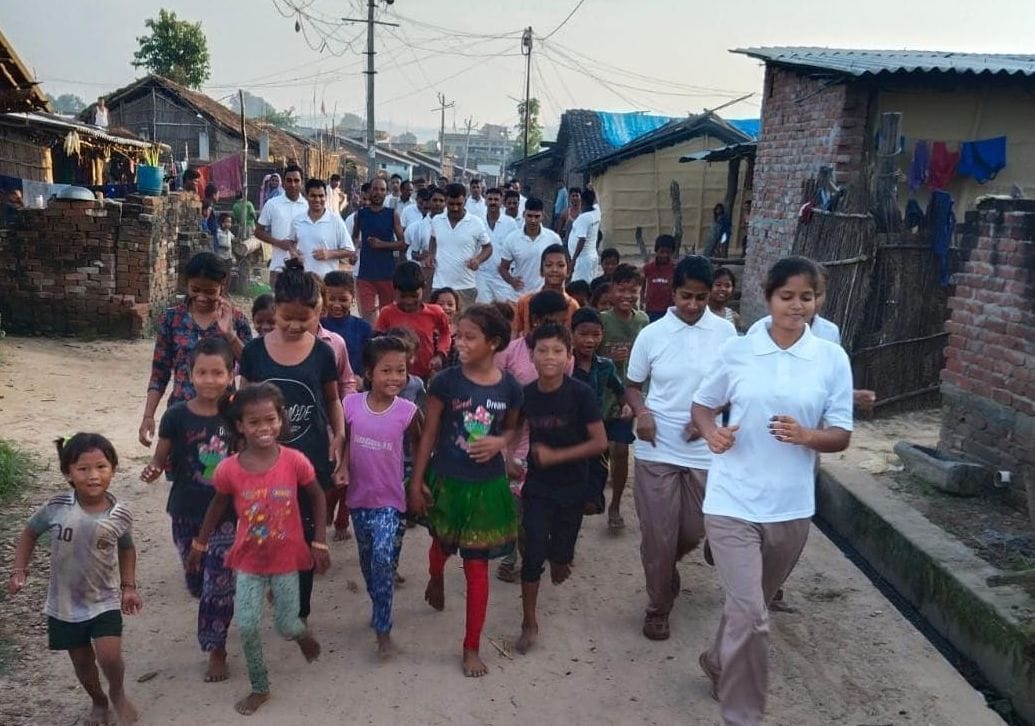 Children race with SSB in Fit India race