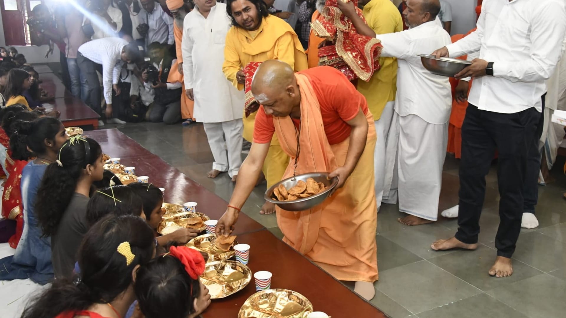 Chief Minister Yogi Adityanath kanya pujan during navmi 2022 see photos gorakhnath mandir