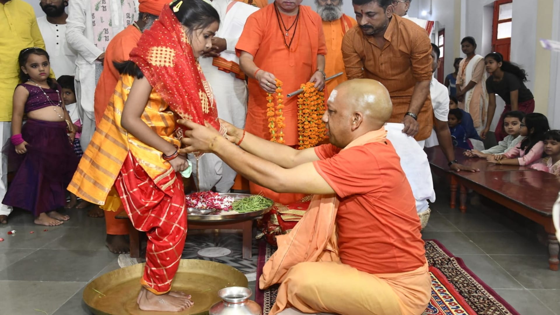 Chief Minister Yogi Adityanath kanya pujan during navmi 2022 see photos gorakhnath mandir