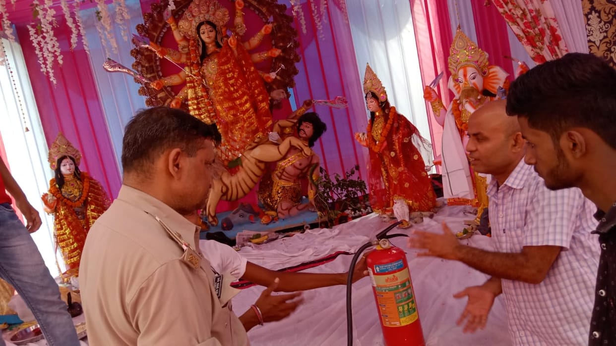 pooja pandaalon ko lekar prashaasan raha alart