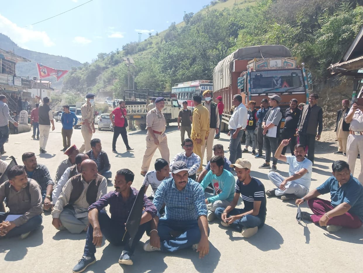 people protest in sainj