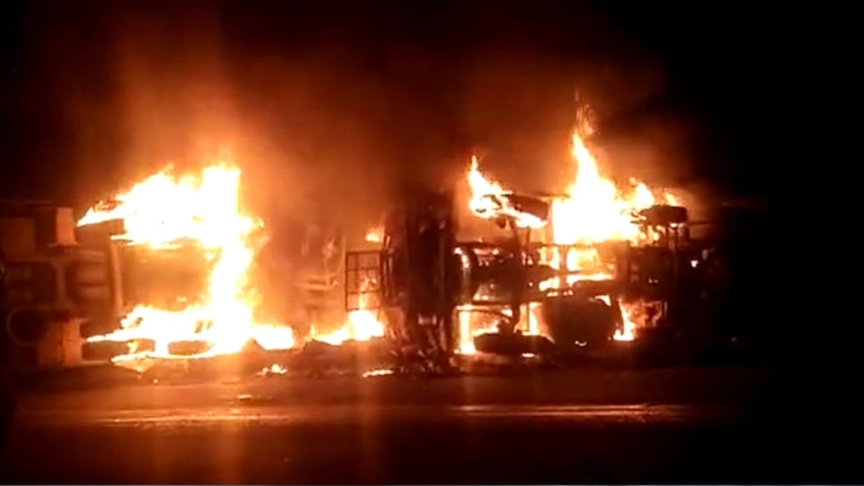 Vehicle caught fire due to trolley collision at Ganpati Ghat one killed in accident Dhamnod incident of Dhar