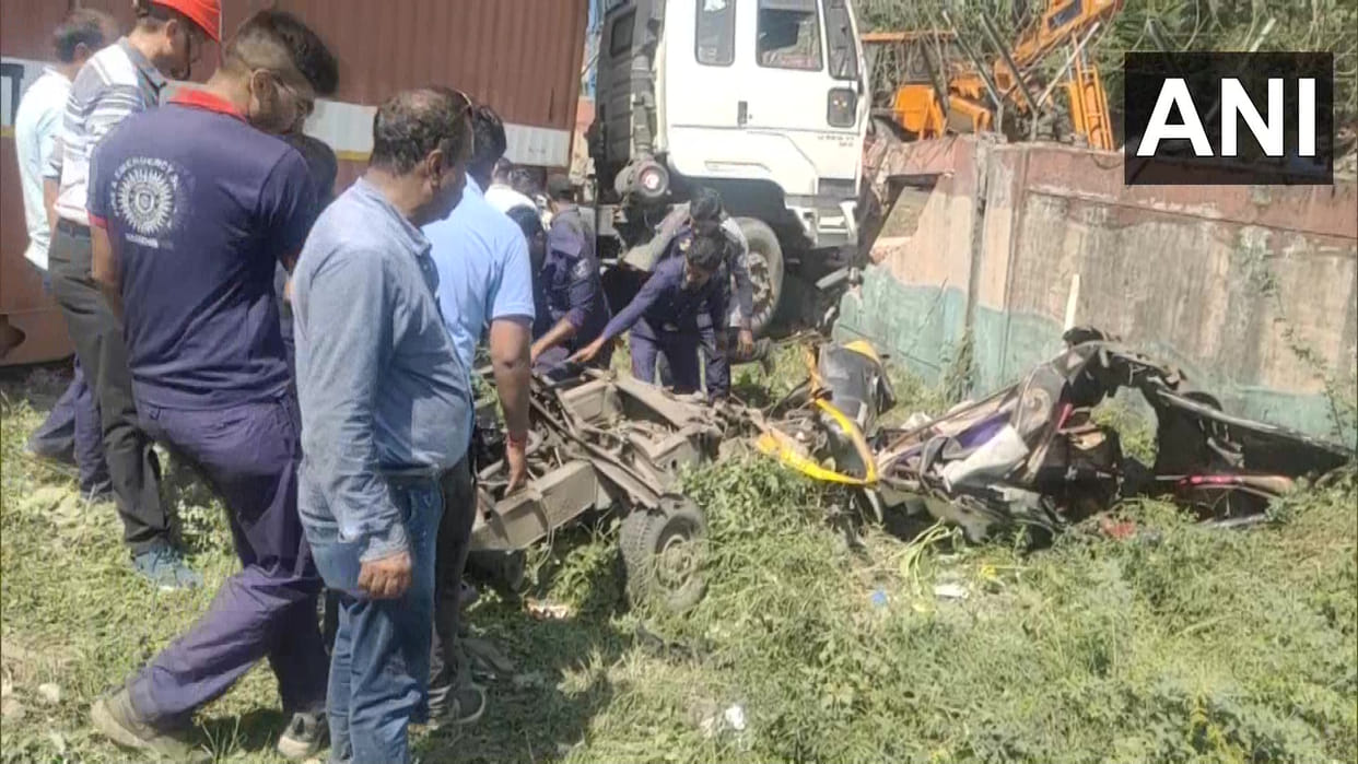 10 people dead and 7 injured in collision between autorickshaw and trailer truck in Vadodara