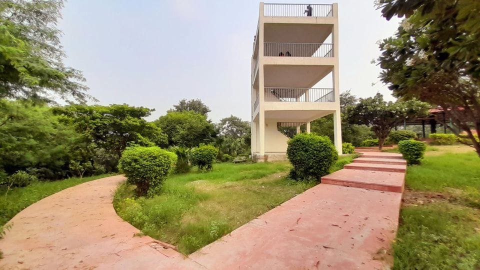 tourists will see the Taj Mahal from the watch tower of Sheeshmahal Park in Agra