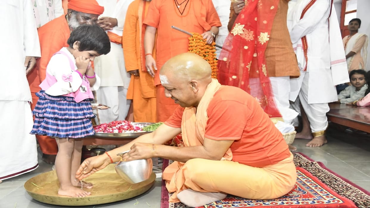 Chief Minister Yogi Adityanath kanya pujan during navmi 2022 see photos gorakhnath mandir