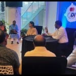 बैठक करते लखनऊ के डीएम, मंडलायुक्त व अन्य