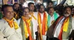 मां दुर्गा की आरती उतारने के लिए एकत्रित अग्रवाल समाज के लोग