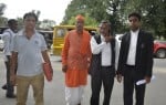 न्यायालय जाते हिंदू महासभा के प्रदेश संयोजक मुकेश पटेल, वकील वेदप्रकाश साहू व अन्य। संवाद