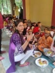 सुल्तानपुर में नवरात्रि के अंतिम दिन भोजन करतीं कन्याएं।