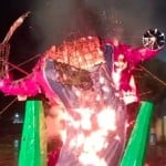 दमोह में बारिश से भीगे पुतले को जैसे-तैसे जलाया गया।