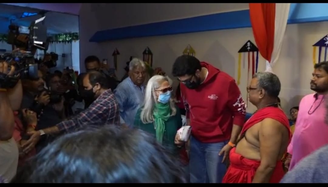 MP News In Bhopal, Jaya and Abhishek Bachchan worship Goddess Durga in Kalibari