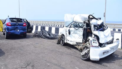 Mumbai Bandra Worli Sea link Accident Horrific Video of Ambulance and car collision News in Hindi