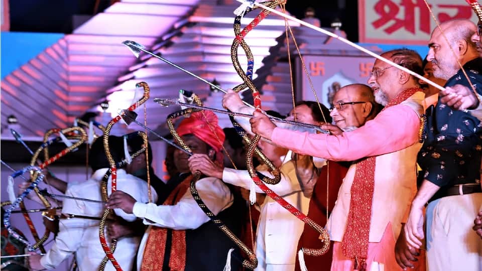 Dussehra 2022 Ravanas effigy burnt at Ramlila Maidan actors Prabhas and Kejriwal fired arrows