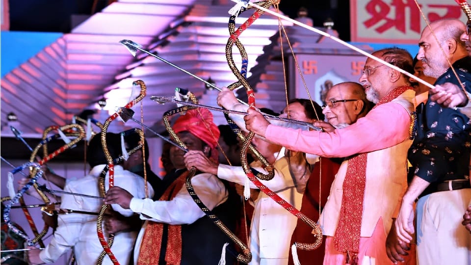 Dussehra 2022 Ravanas effigy burnt at Ramlila Maidan actors Prabhas and Kejriwal fired arrows