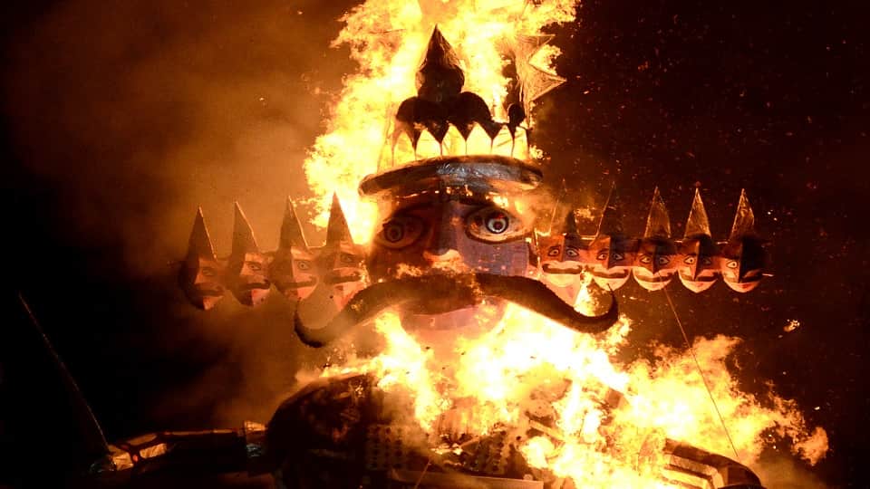 Dussehra 2022 Ravanas effigy burnt at Ramlila Maidan actors Prabhas and Kejriwal fired arrows