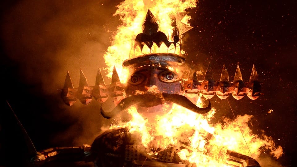 Dussehra 2022 Ravanas effigy burnt at Ramlila Maidan actors Prabhas and Kejriwal fired arrows