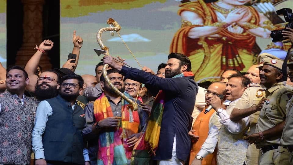 Dussehra 2022 Ravanas effigy burnt at Ramlila Maidan actors Prabhas and Kejriwal fired arrows
