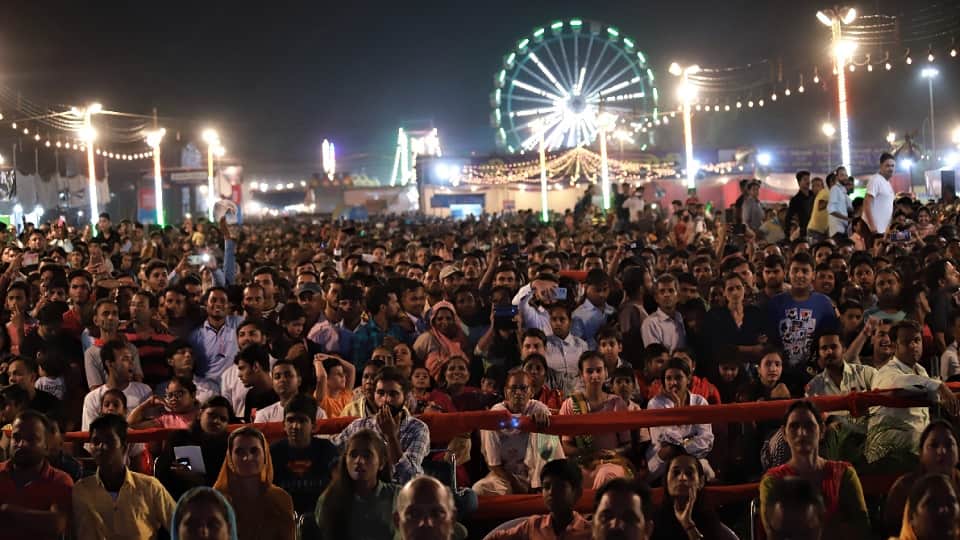 Dussehra 2022 Ravanas effigy burnt at Ramlila Maidan actors Prabhas and Kejriwal fired arrows