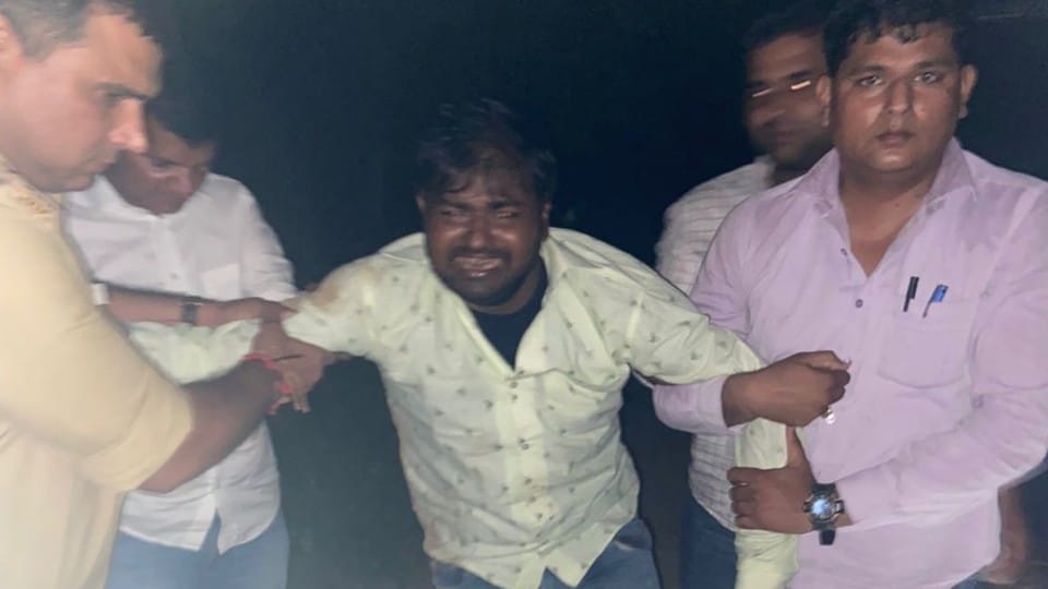 ganja smuggler arrested in encounter in Mathura