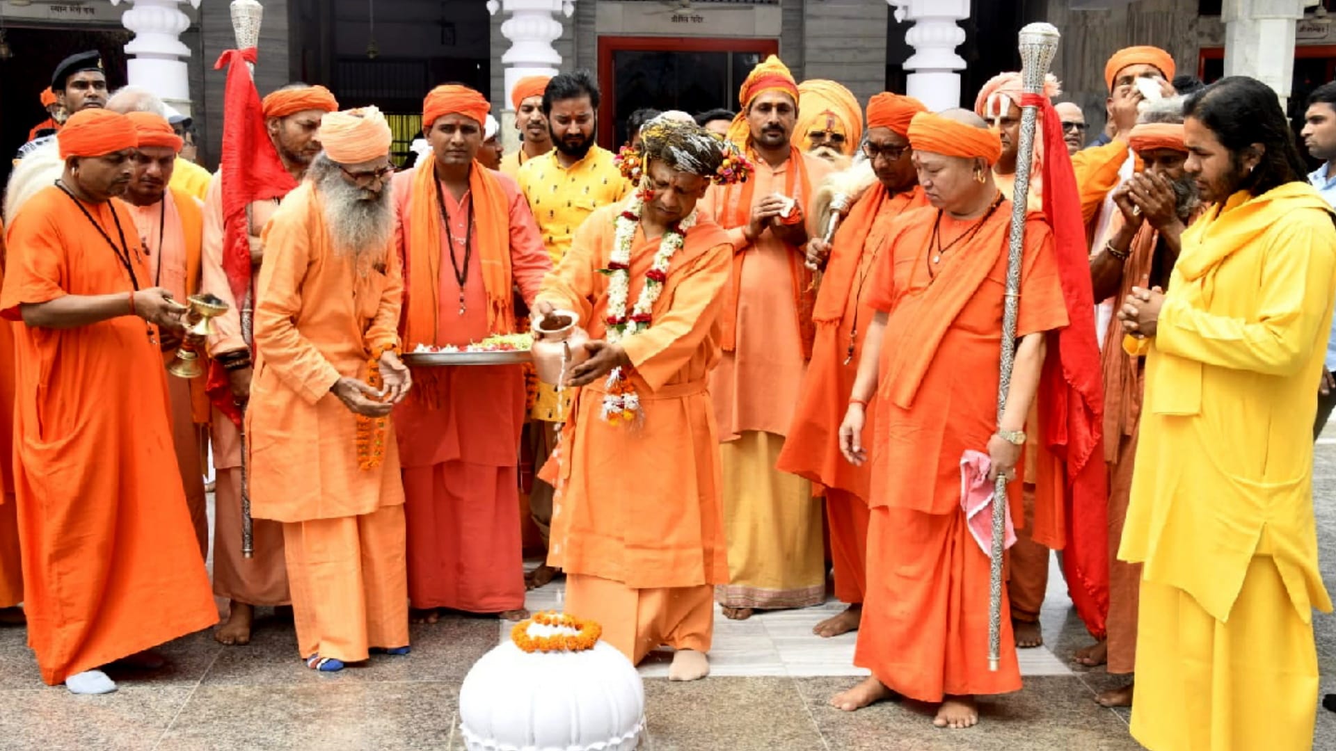 CM Yogi Adityanath performed Tilak of Shri Ram at Mansarovar Ramlila Maidan