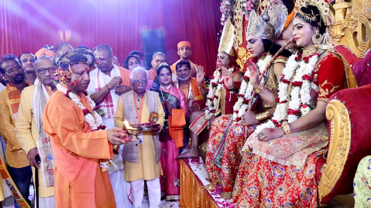 CM Yogi Adityanath performed Tilak of Shri Ram at Mansarovar Ramlila Maidan