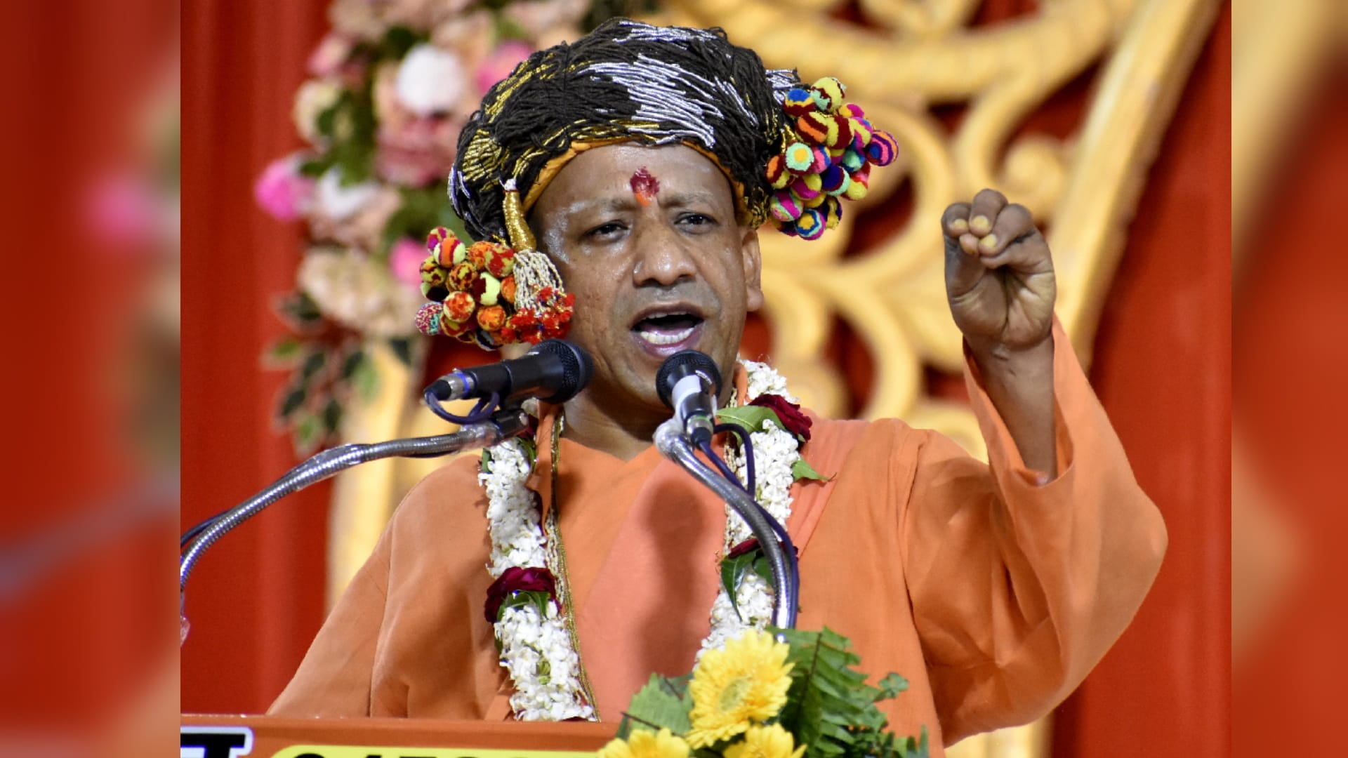 CM Yogi Adityanath performed Tilak of Shri Ram at Mansarovar Ramlila Maidan