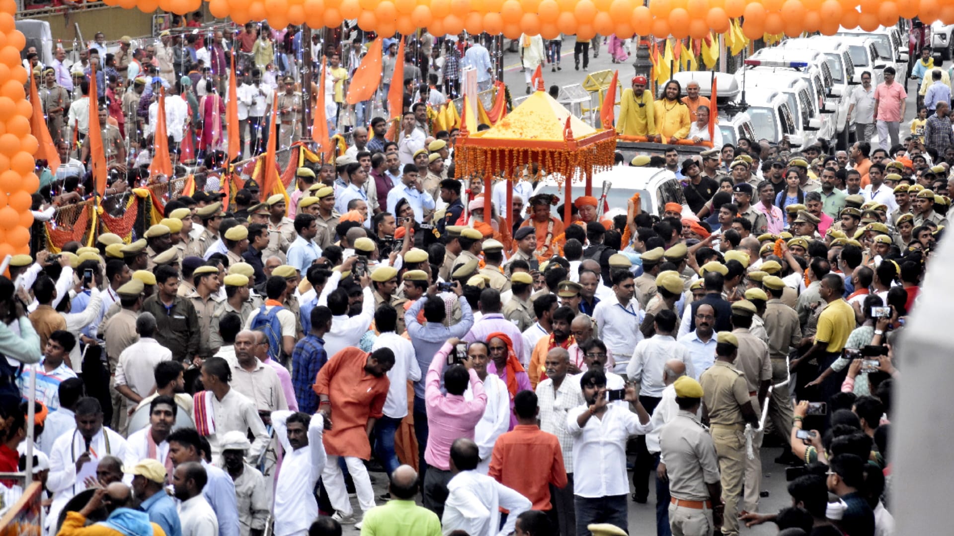CM Yogi Adityanath performed Tilak of Shri Ram at Mansarovar Ramlila Maidan