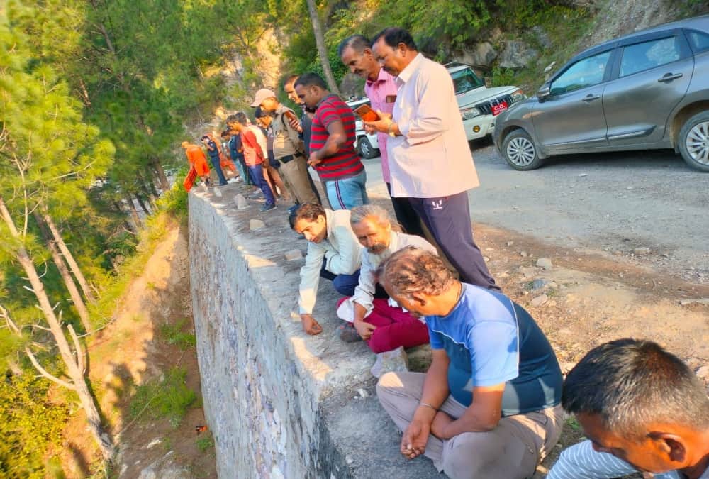Uttarakhand Pauri Bus Accident: Dead bodies spread everywhere on hill Horrible Photos