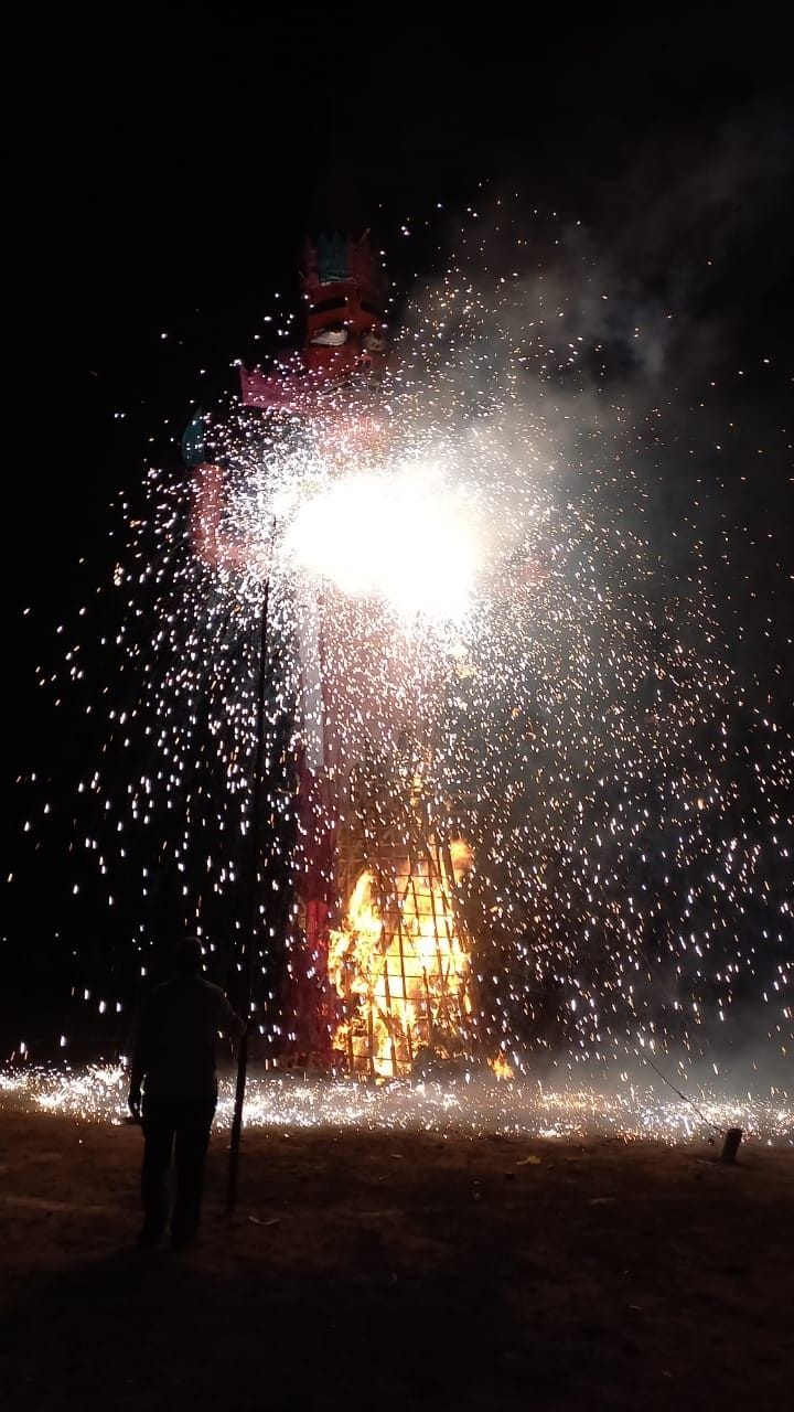 Hathras: The effigy of Ravana got burnt as soon as the fire arrow was fired, the crowd gathered