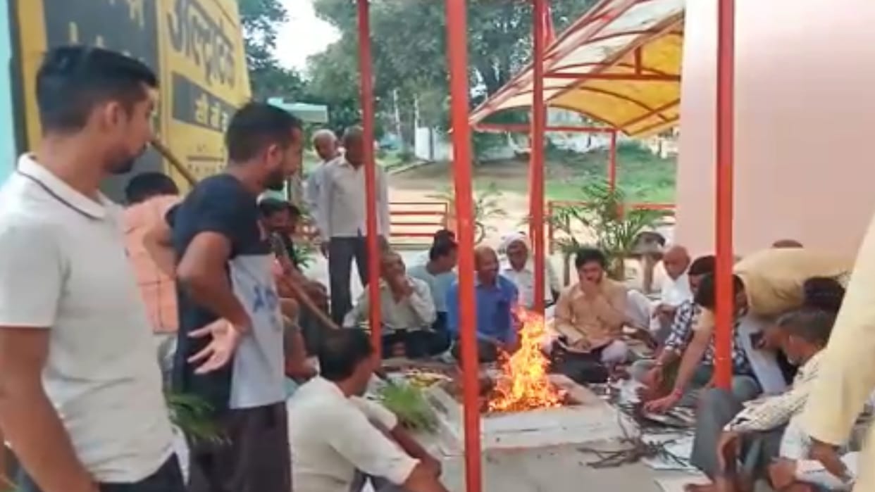 Dulli Khan puts samagri in Hawan, makes An example of Hindu-Muslim harmony in Dussehra worship in Bijnor