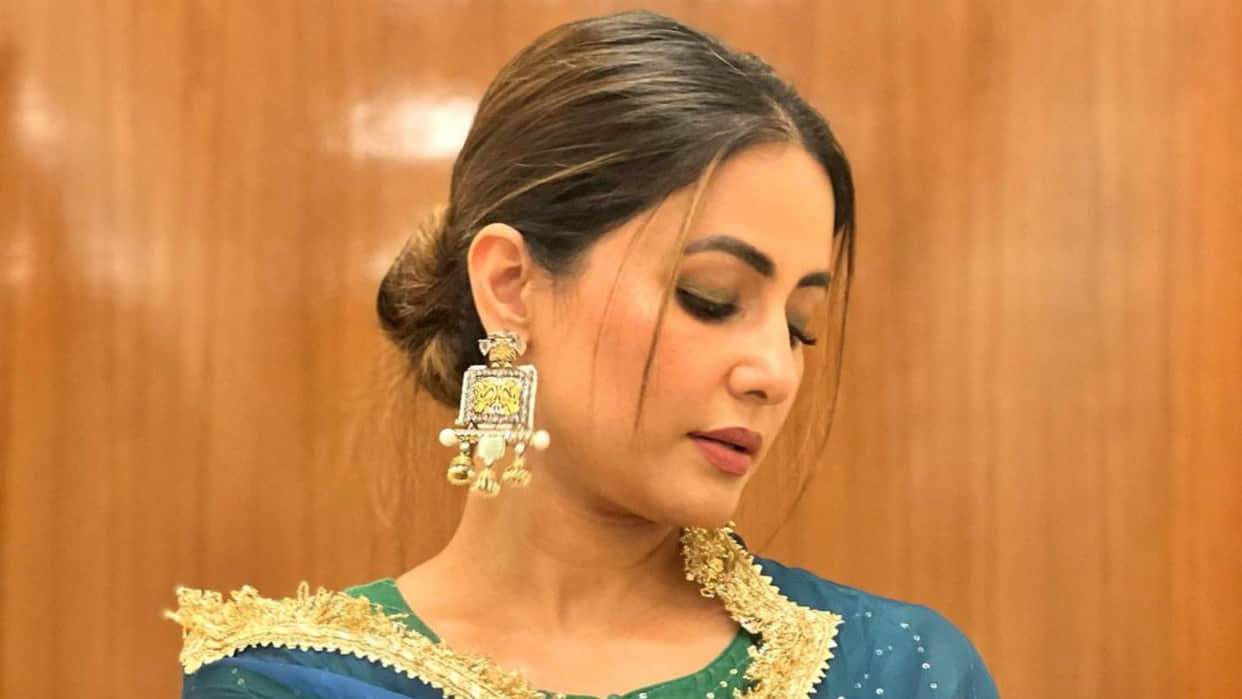 hina khan festive ready maha navami in green anarkali kurta with blue dupatta look pretty