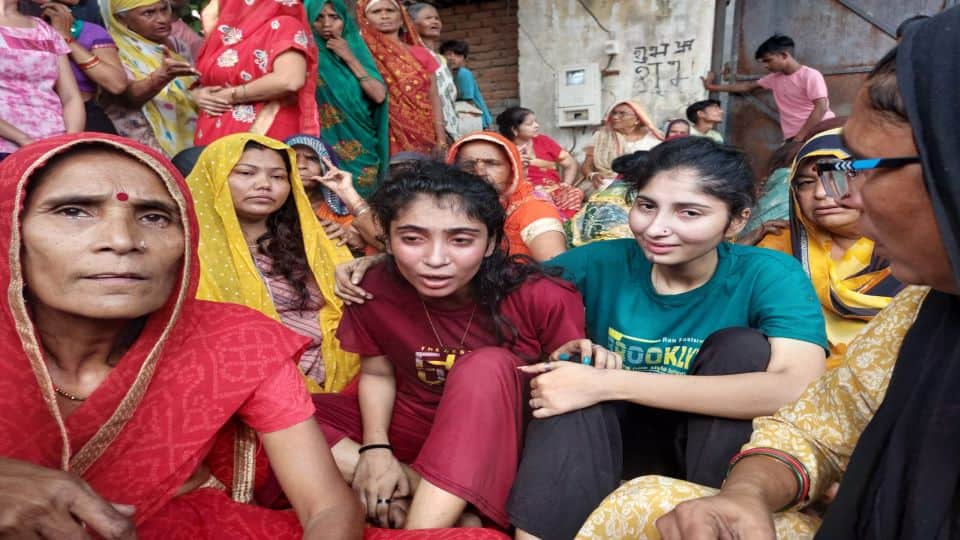 father dies while rescue son and daughter trapped in Hospital fire in Agra