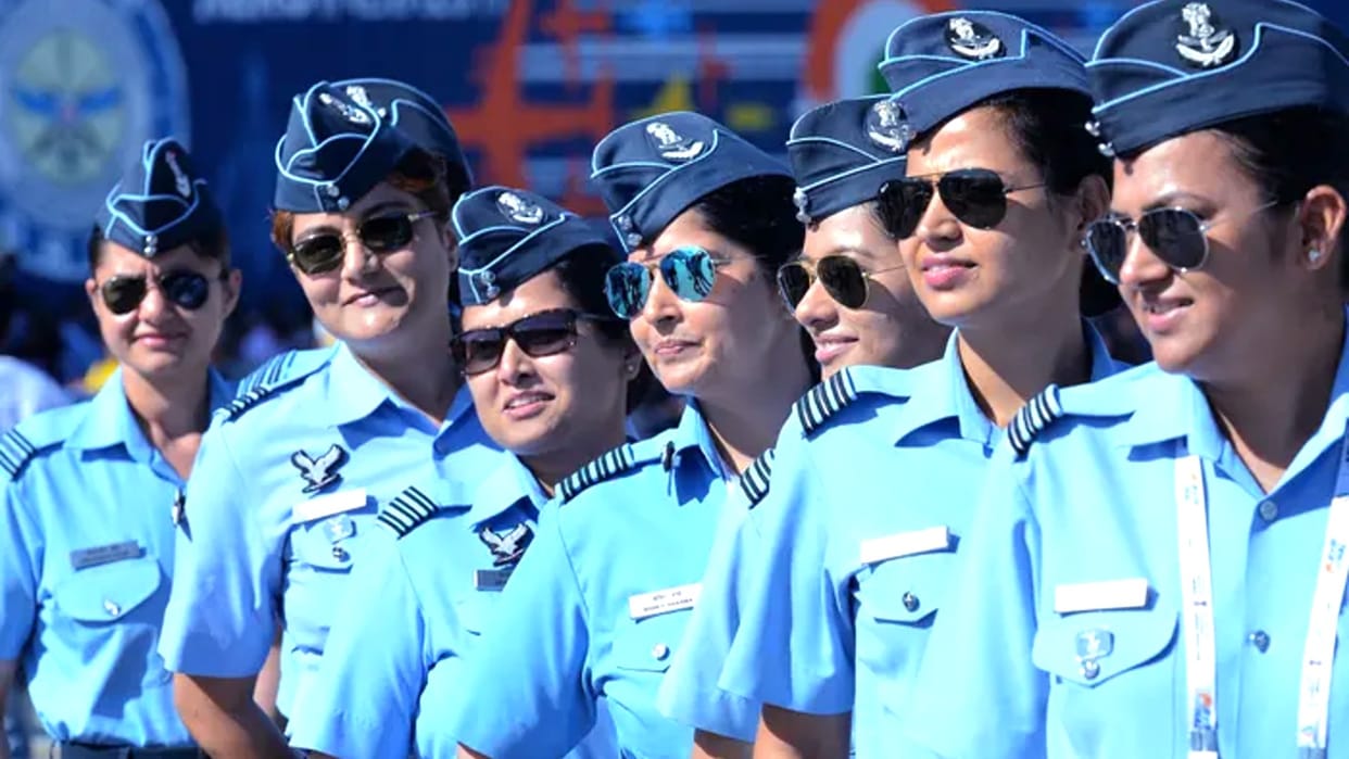 Meet Kargil War Female Pilot Warrior Gunjan Saxena And Srividya Rajan
