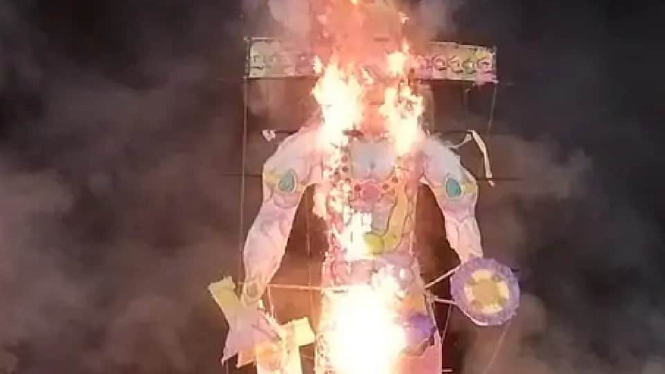 Indore played the tradition, thousands of people reached Ravana's effigy burning
