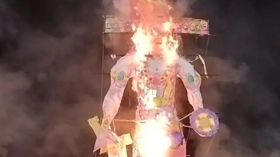 Indore played the tradition, thousands of people reached Ravana's effigy burning