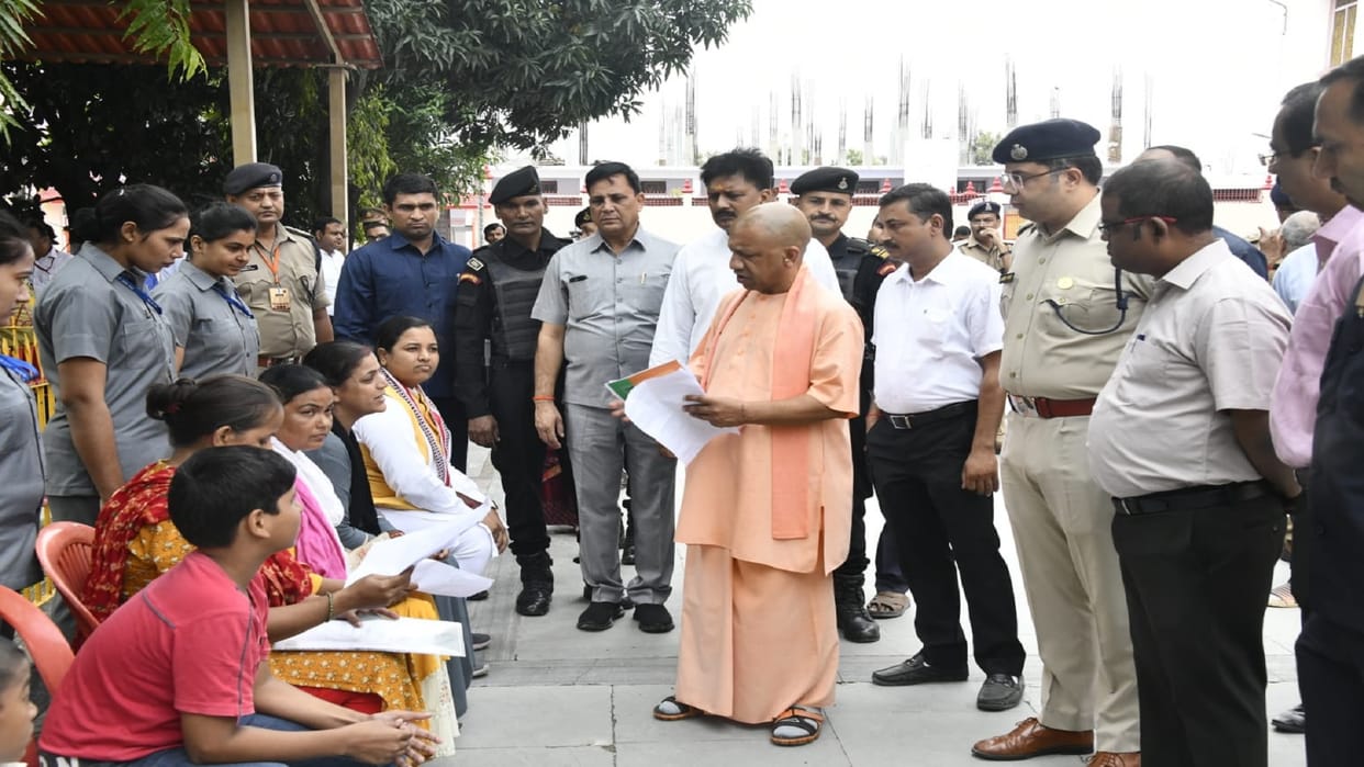 Chief Minister Yogi Adityanath Janta Darbar On the day of Vijayadashami listened to the complaints